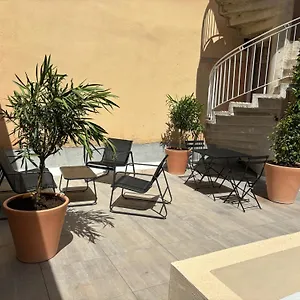 Spacieux Avec Patio En Centre Appartement